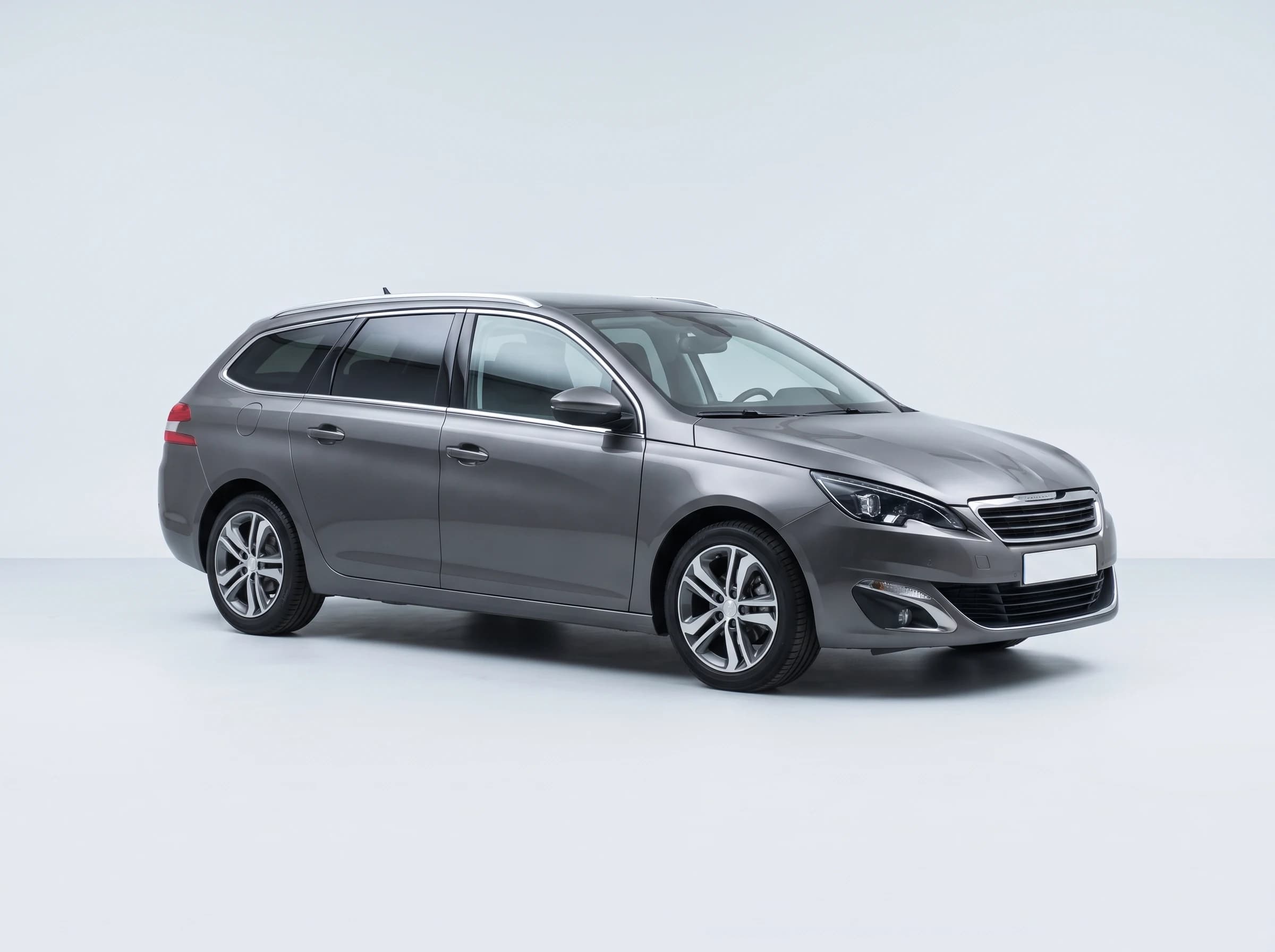 Peugeot 308 SW gris, vue trois-quarts avant