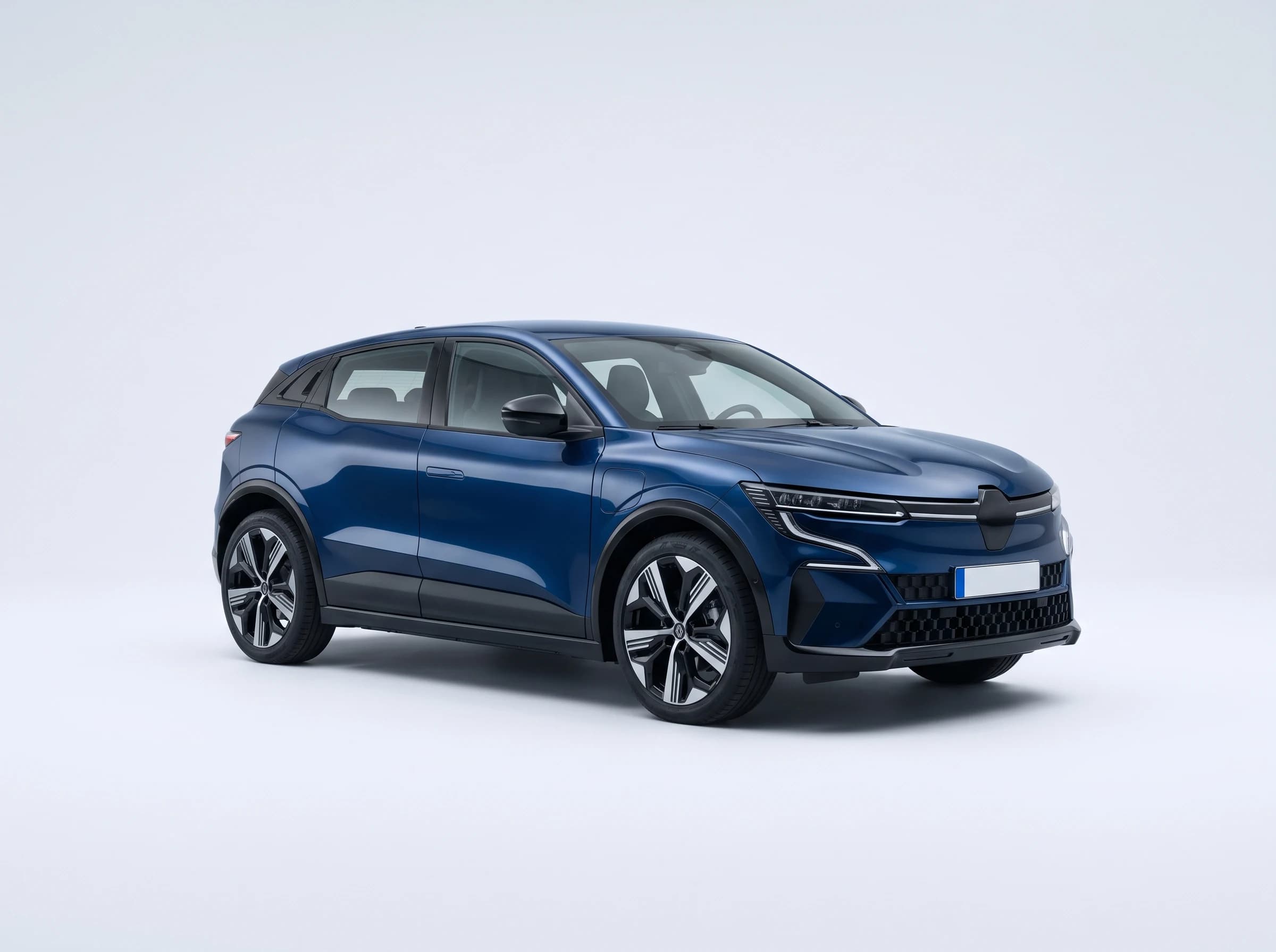 Renault Mégane E-Tech bleue, vue trois-quarts avant